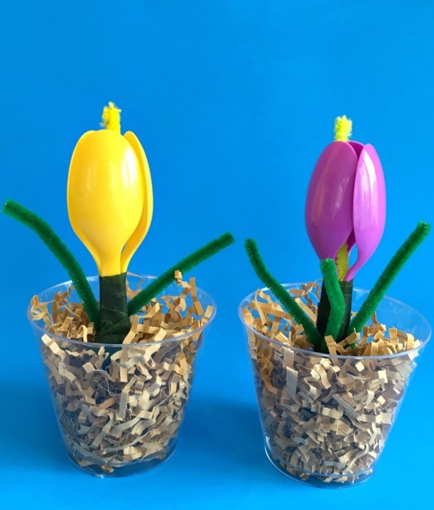 Декоративный цветок из пластиковых ложек