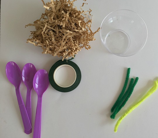 Лилии из пластиковых ложек: подробный мастер-класс для начинающих
